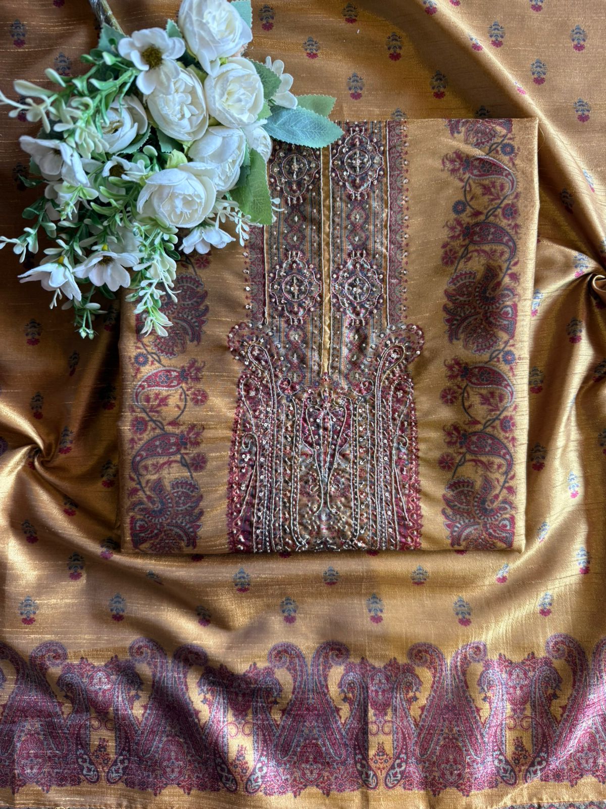 Traditional motifs rich suit set