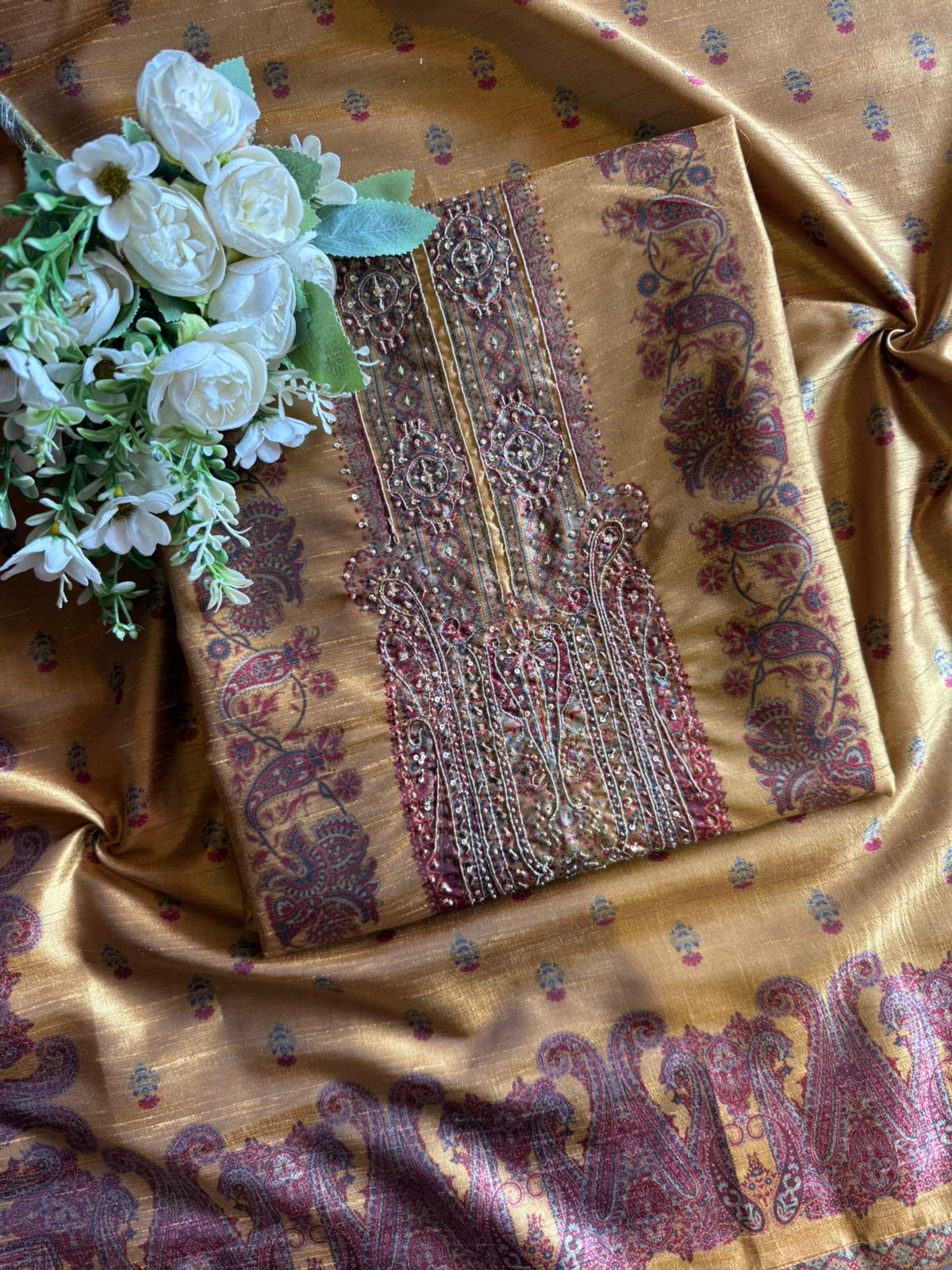 Traditional motifs rich suit set