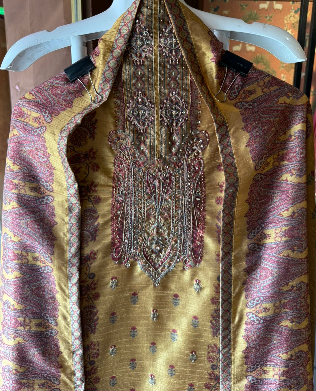 Traditional motifs rich suit set