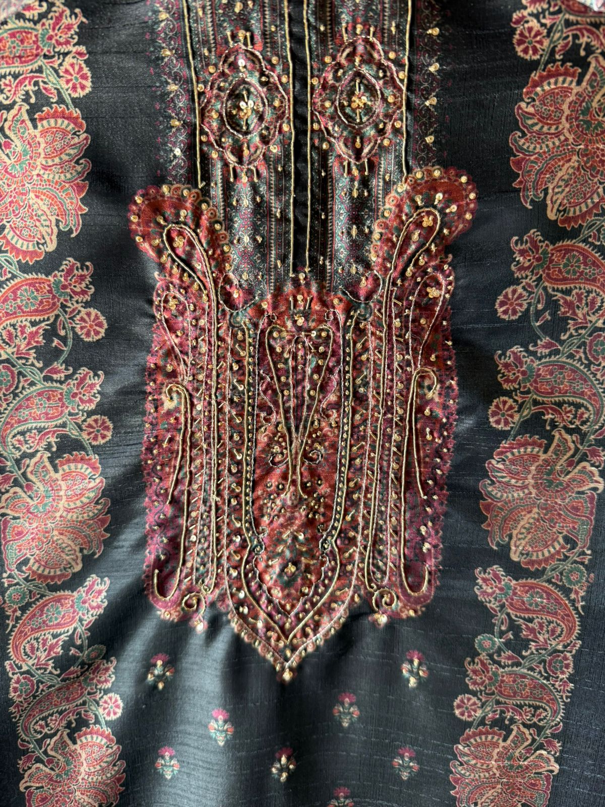 Traditional motifs rich suit set