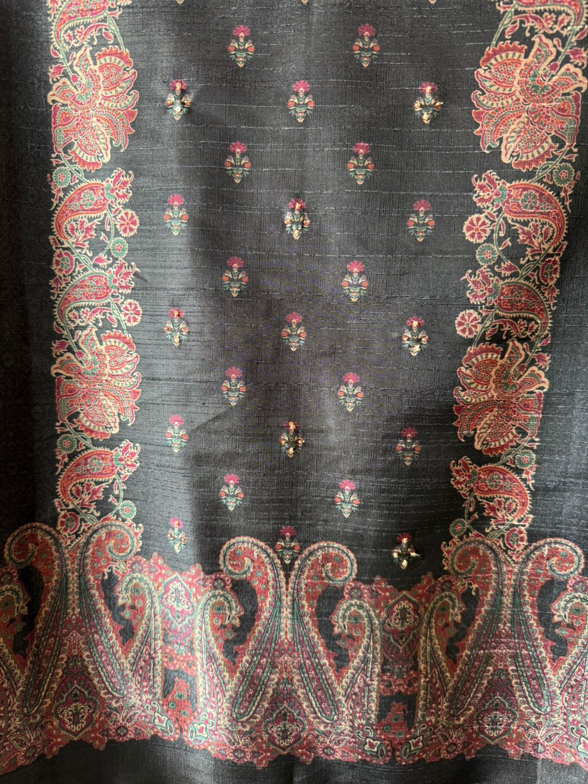 Traditional motifs rich suit set