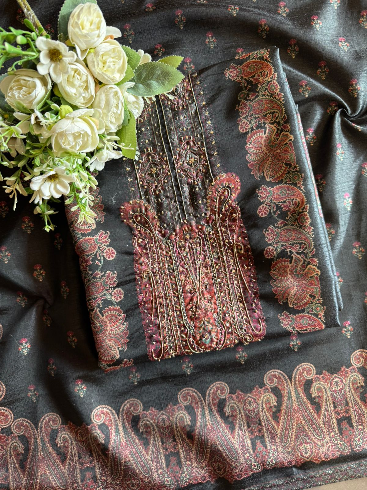 Traditional motifs rich suit set