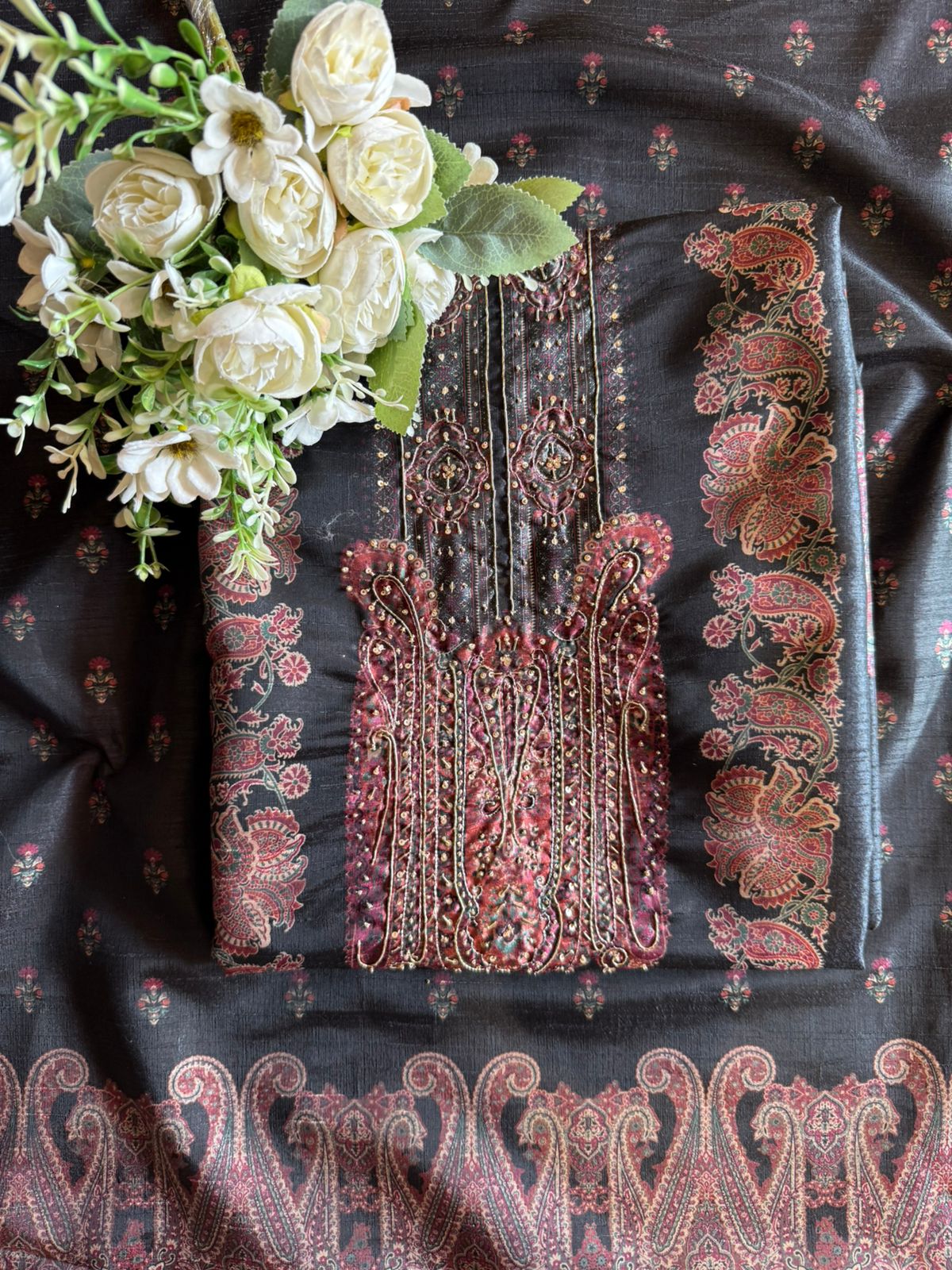 Traditional motifs rich suit set