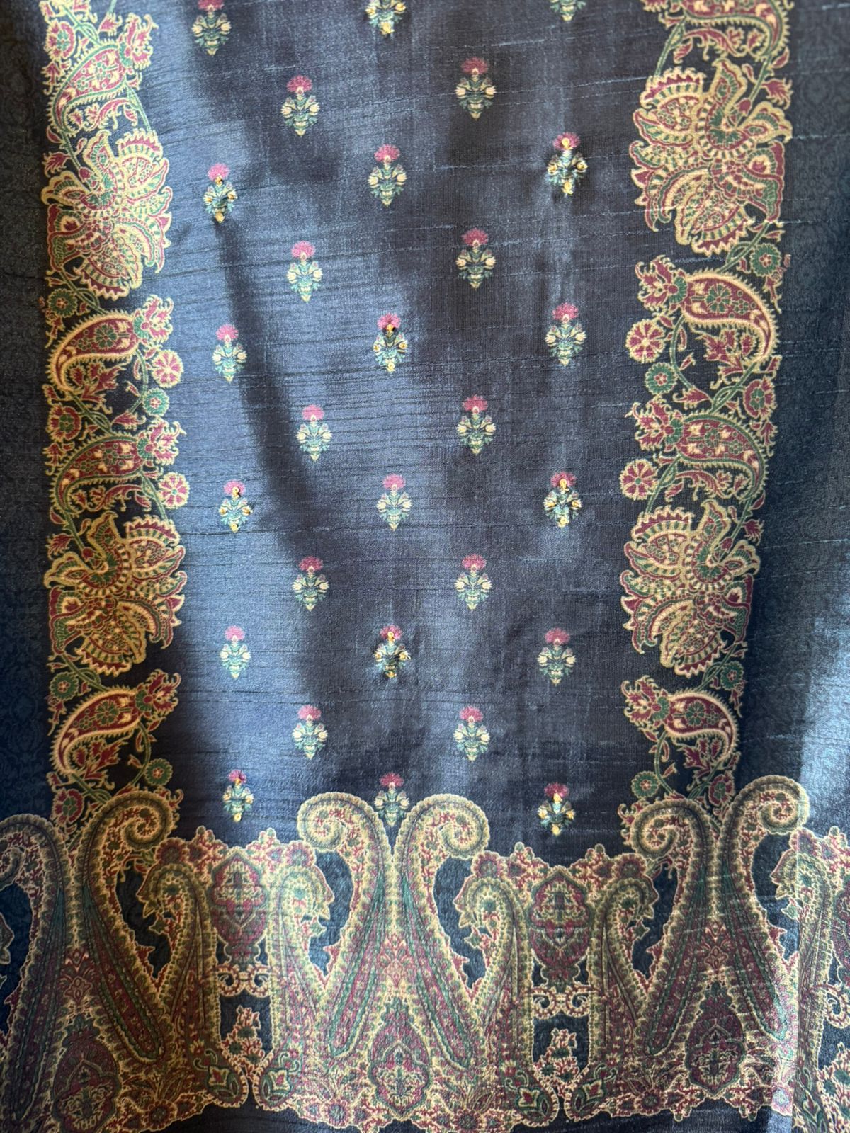 Traditional motifs rich suit set