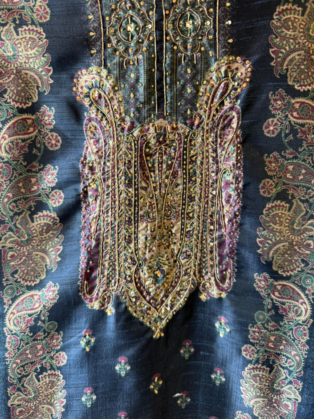 Traditional motifs rich suit set