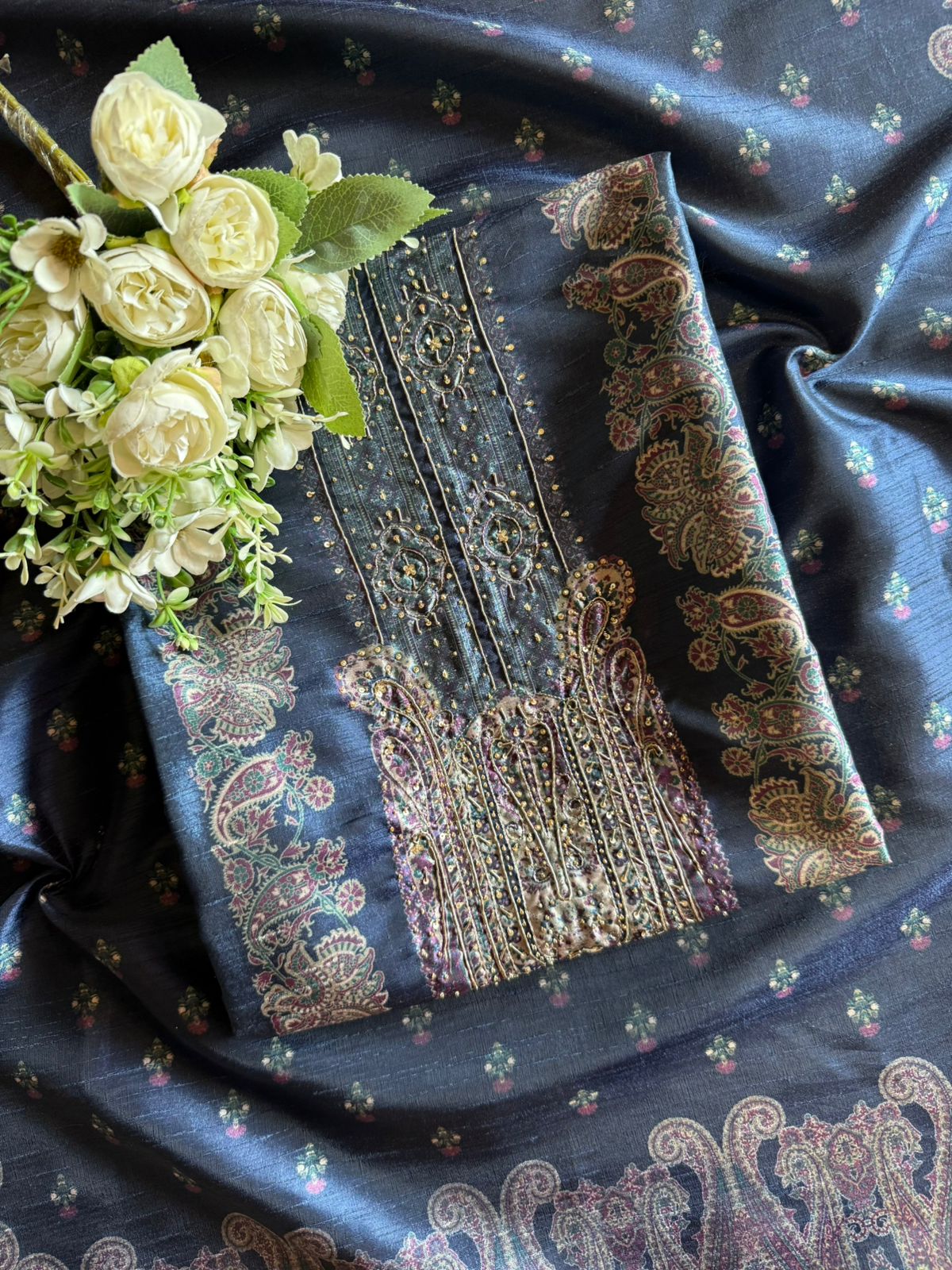 Traditional motifs rich suit set