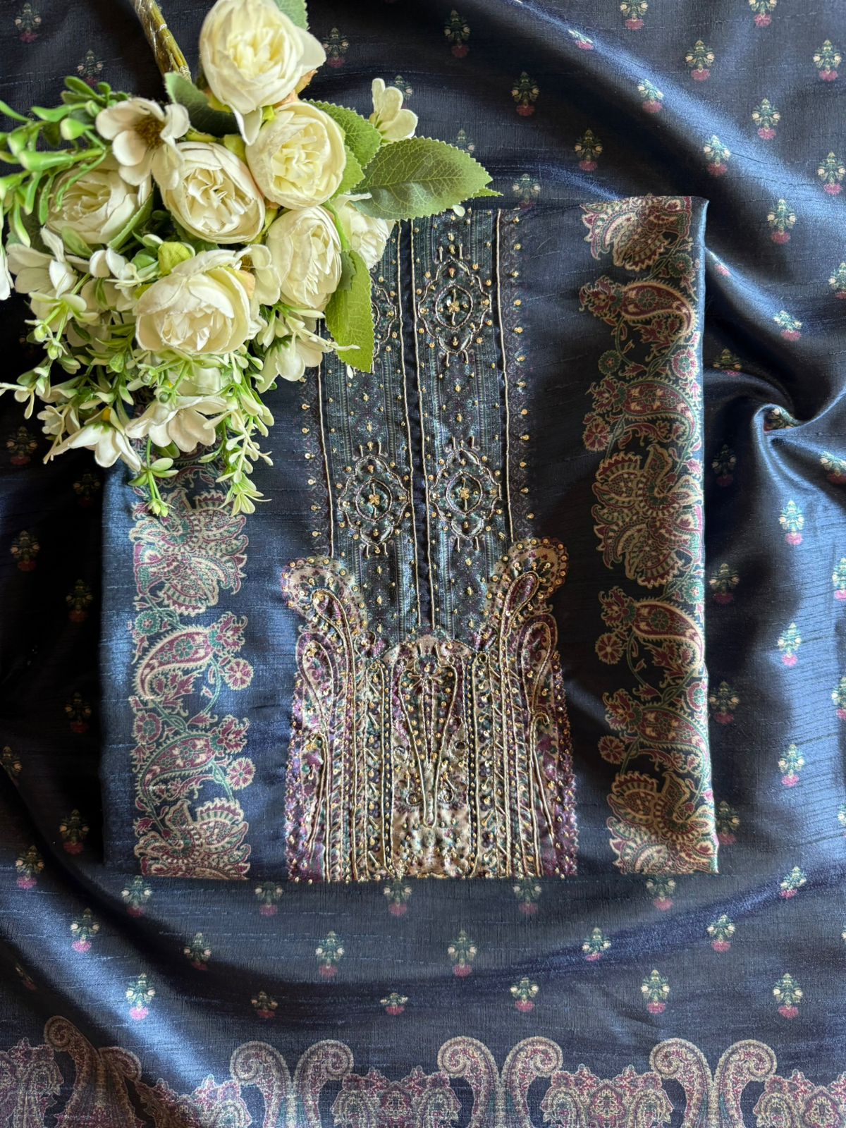 Traditional motifs rich suit set