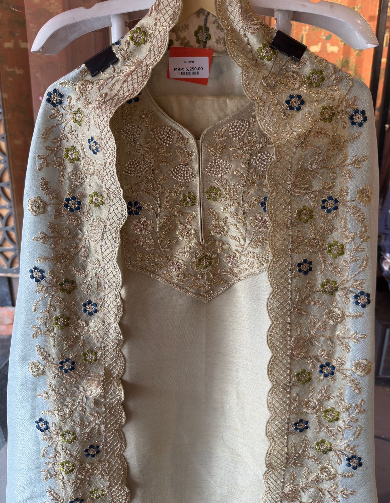 Giraffe tissue with a soft sheen