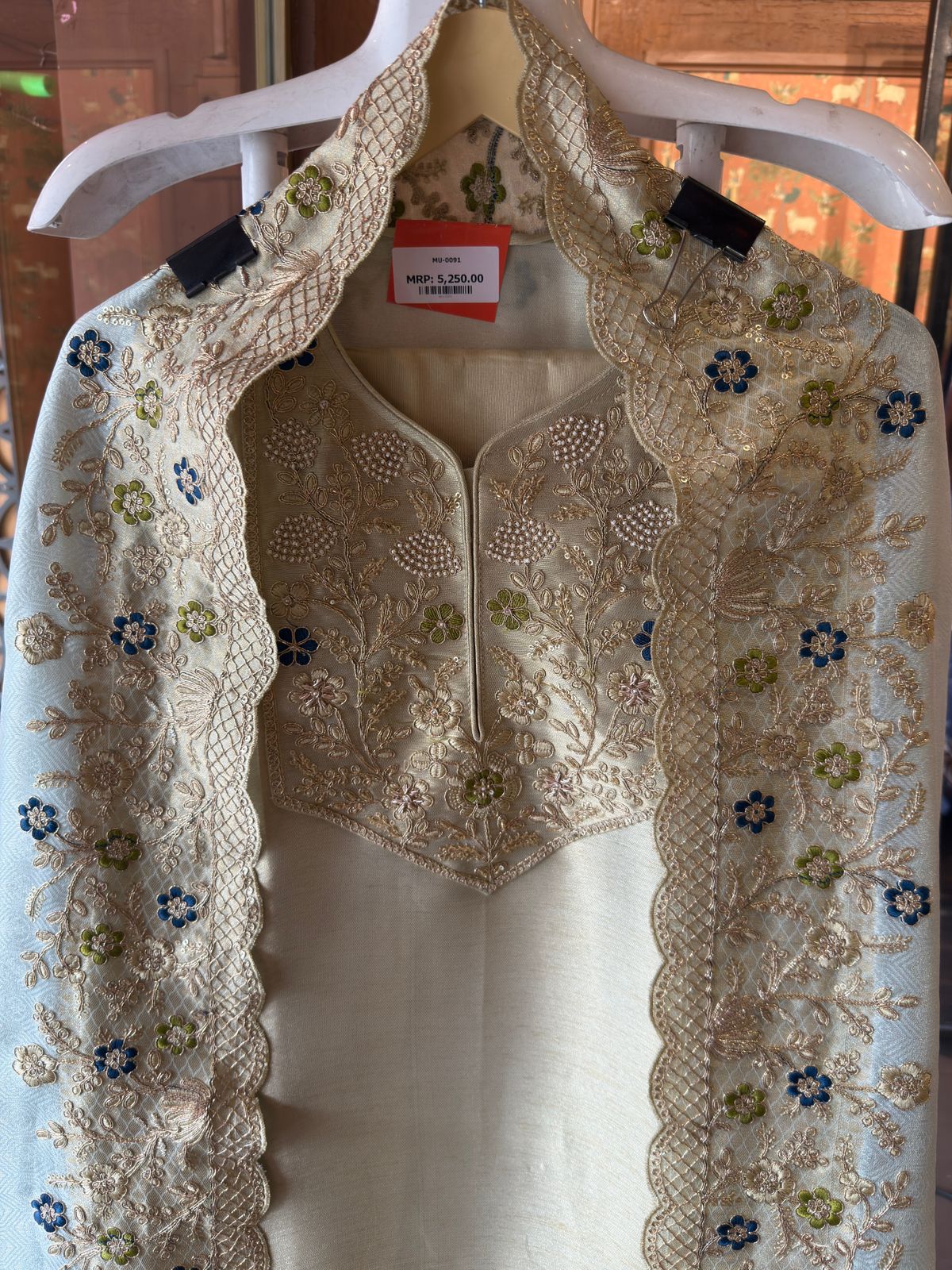 Giraffe tissue with a soft sheen