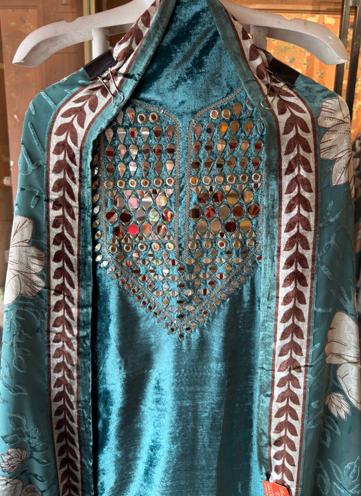 VELVET WITH BRASSO SHAWLS