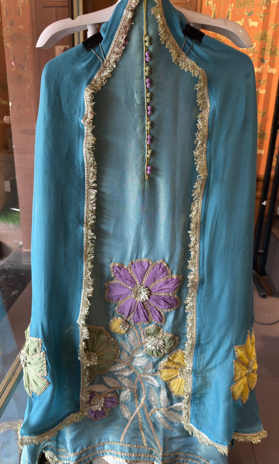 Stunning tissue suit