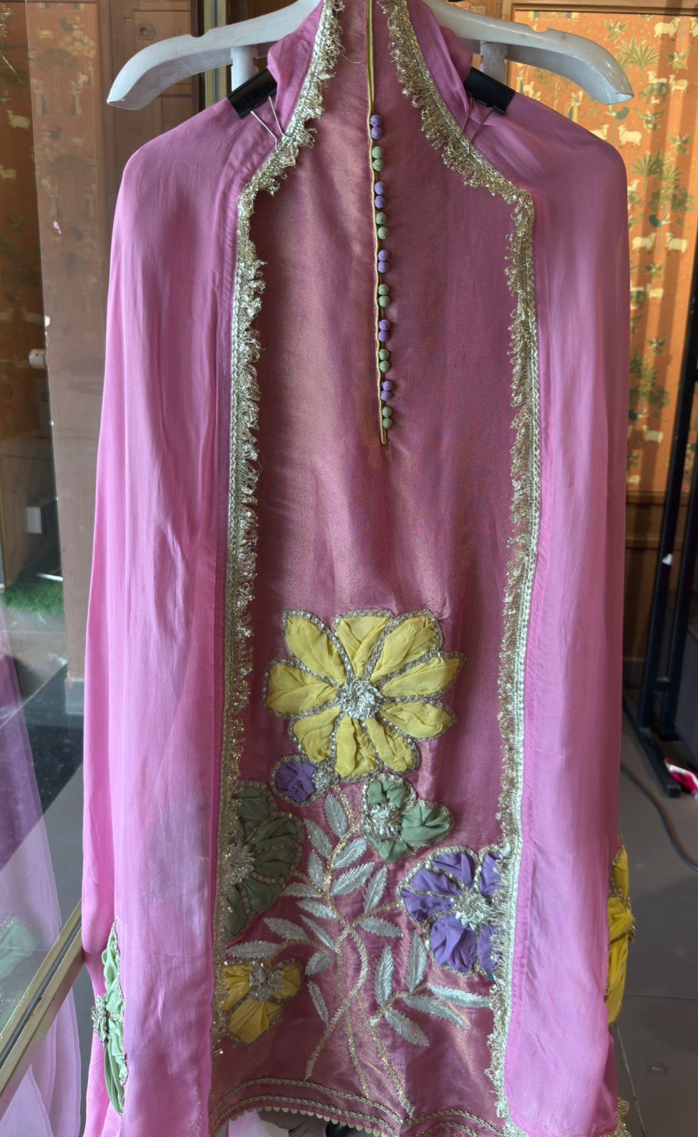 Stunning tissue suit