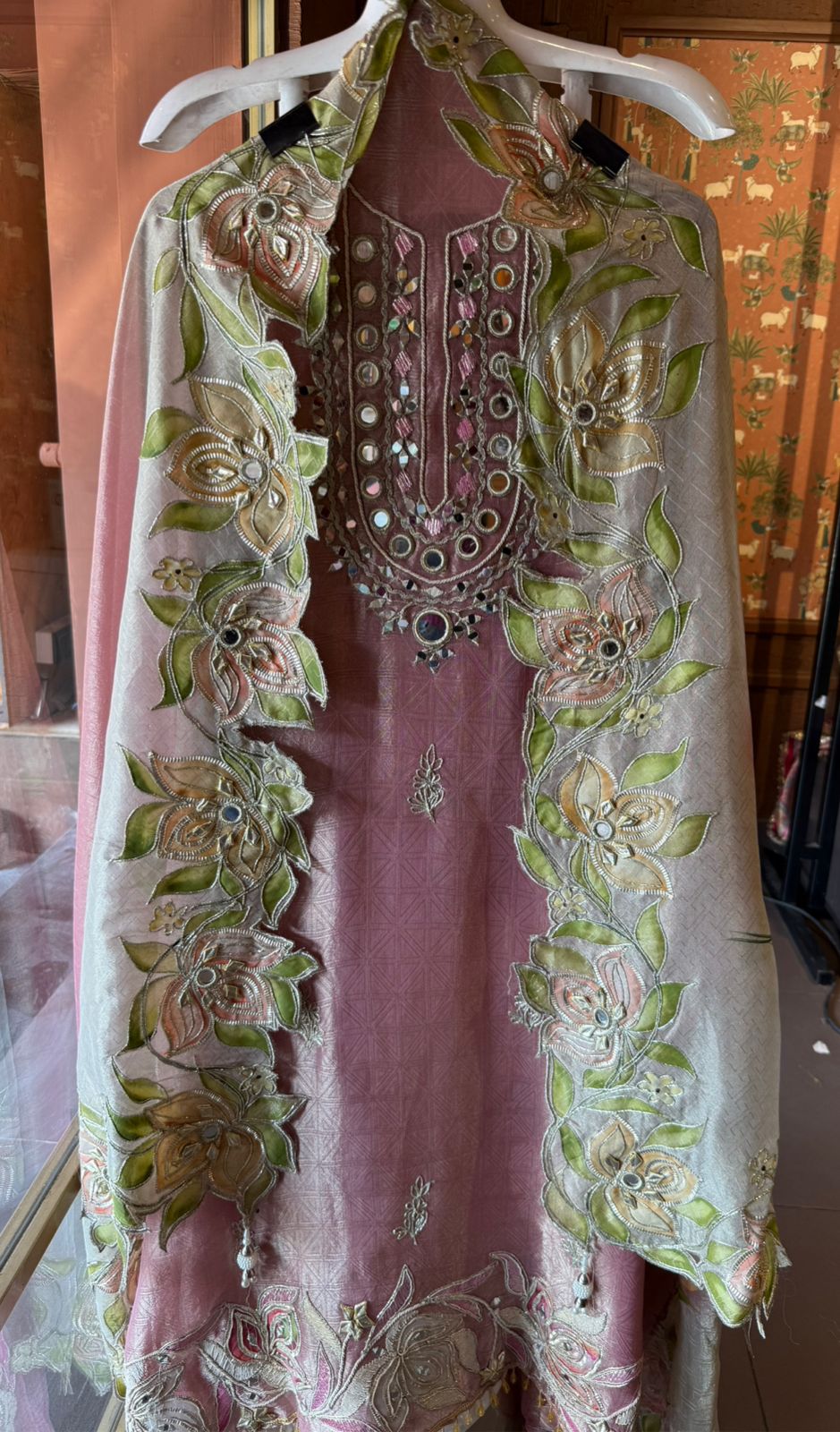 Giraffe tissue beautiful Suit