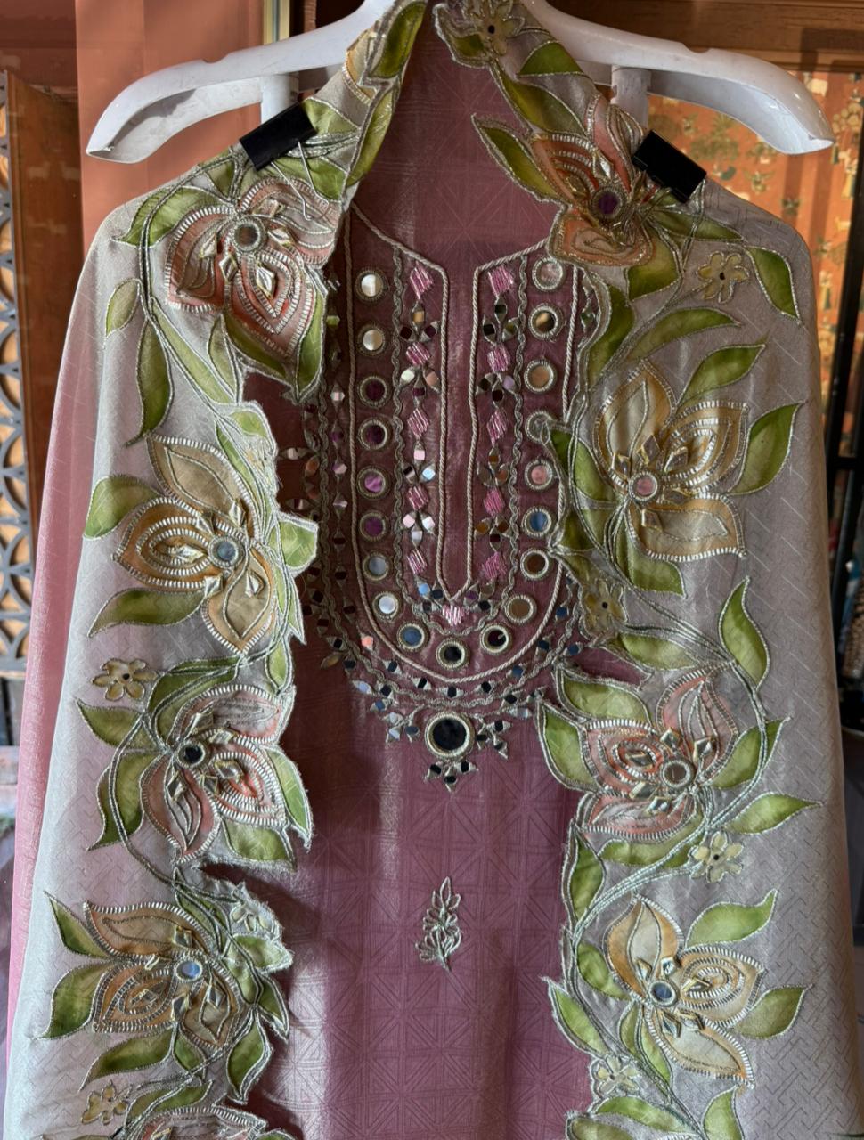 Giraffe tissue beautiful Suit