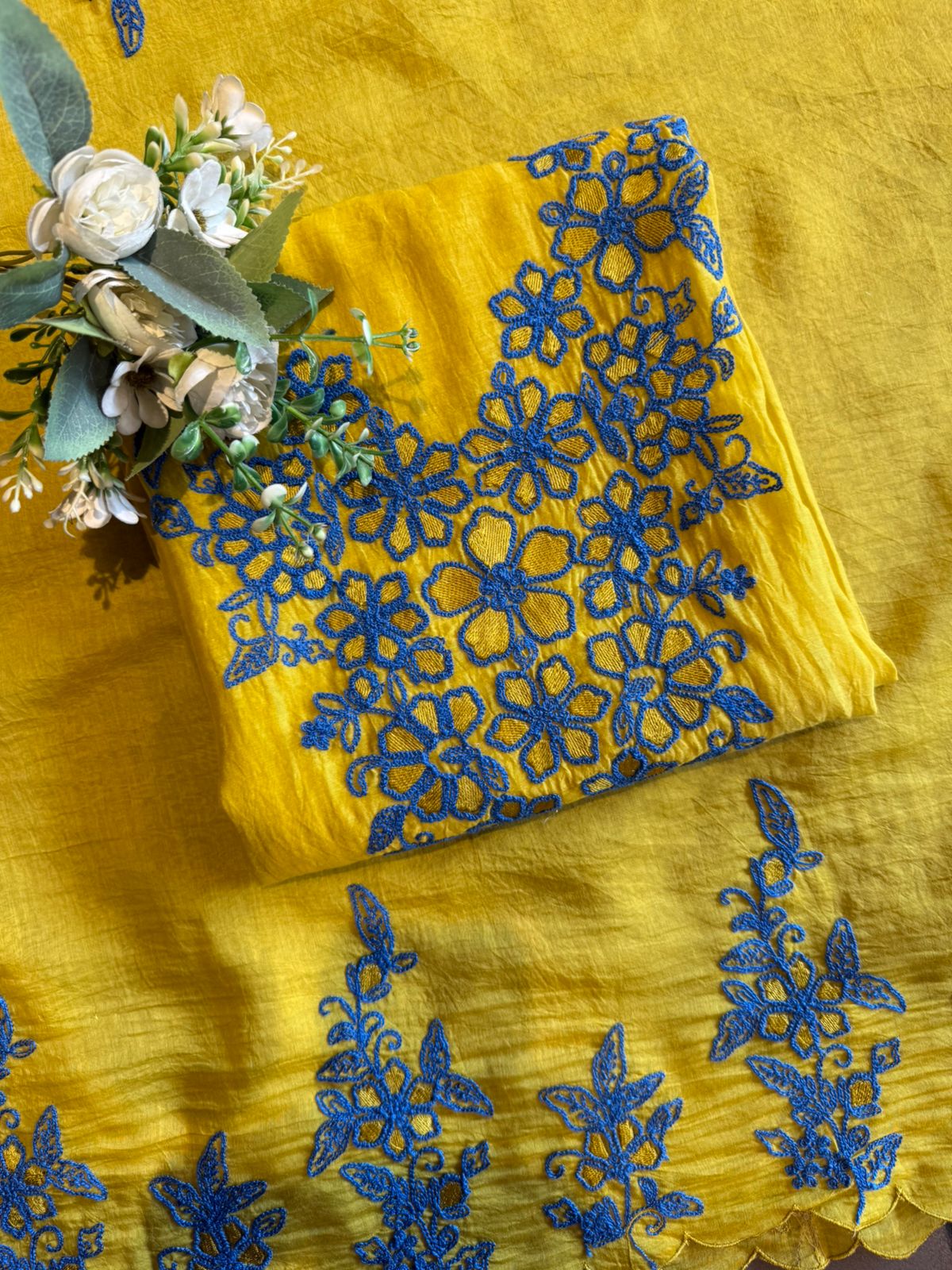 Intricate  floral embroidery beautifil suit