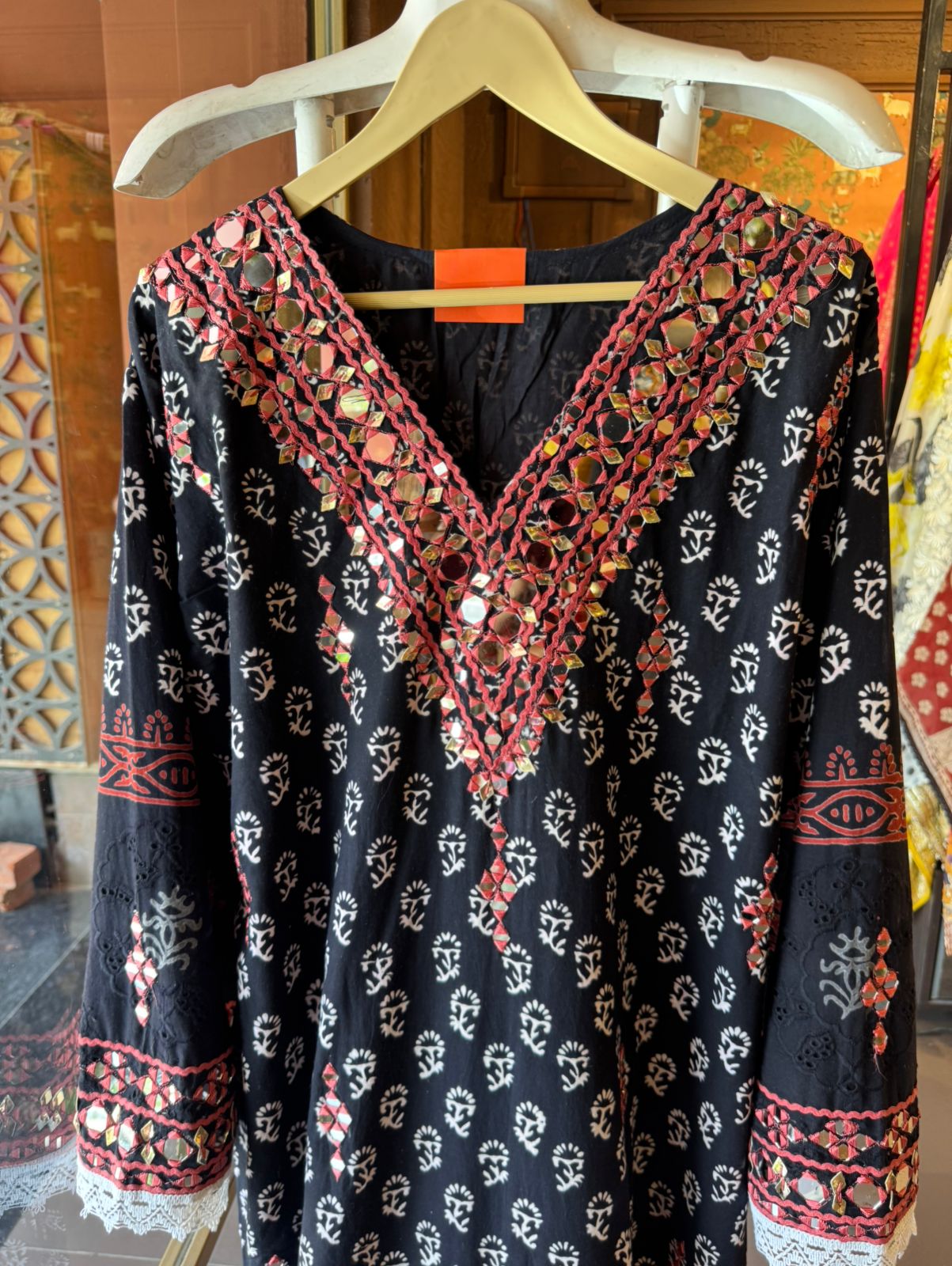 BLACK HAND BLOCK PRINTED MIRROR WORK SET