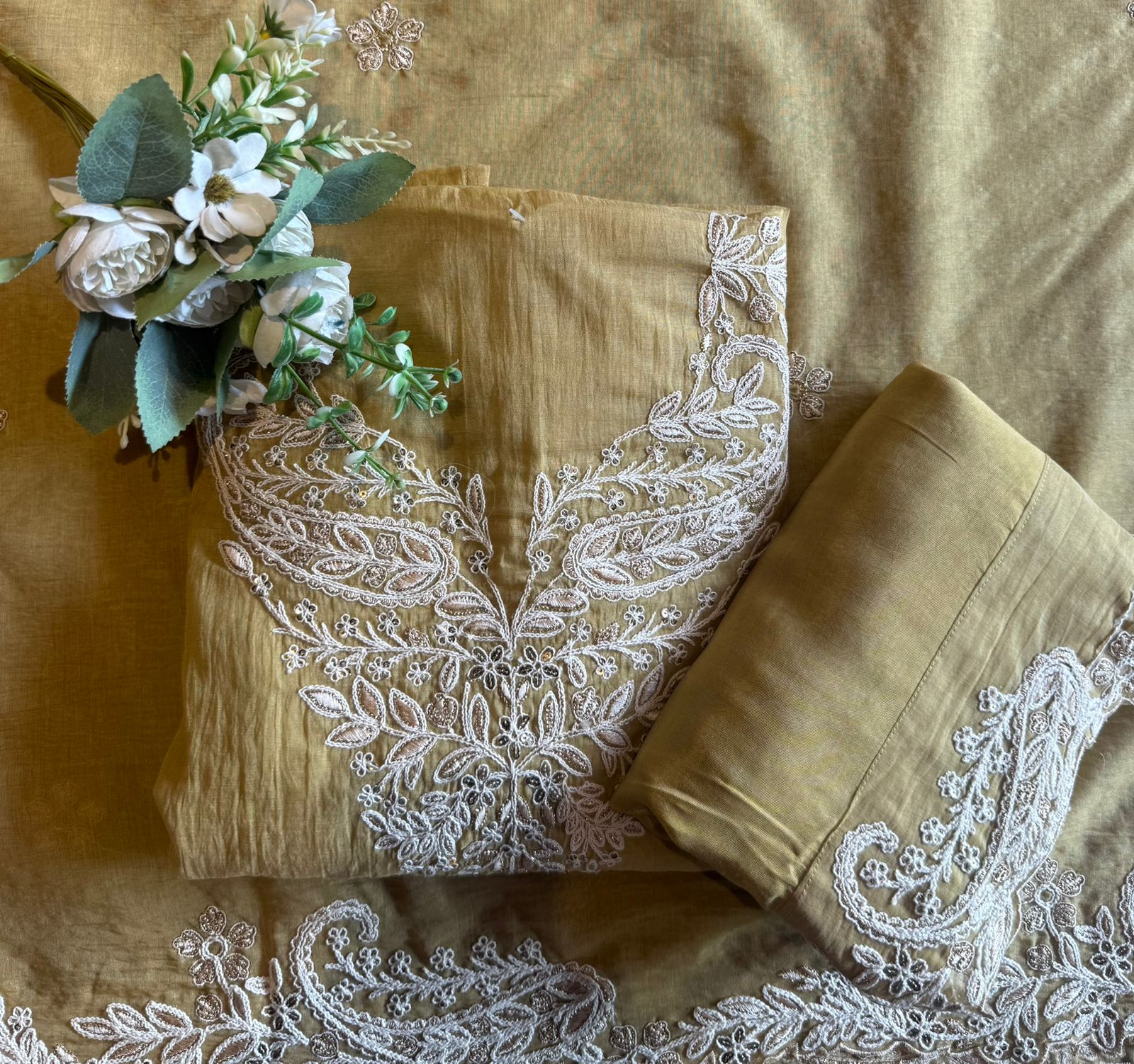 Ethnic wardrobe with this elegant Suit set