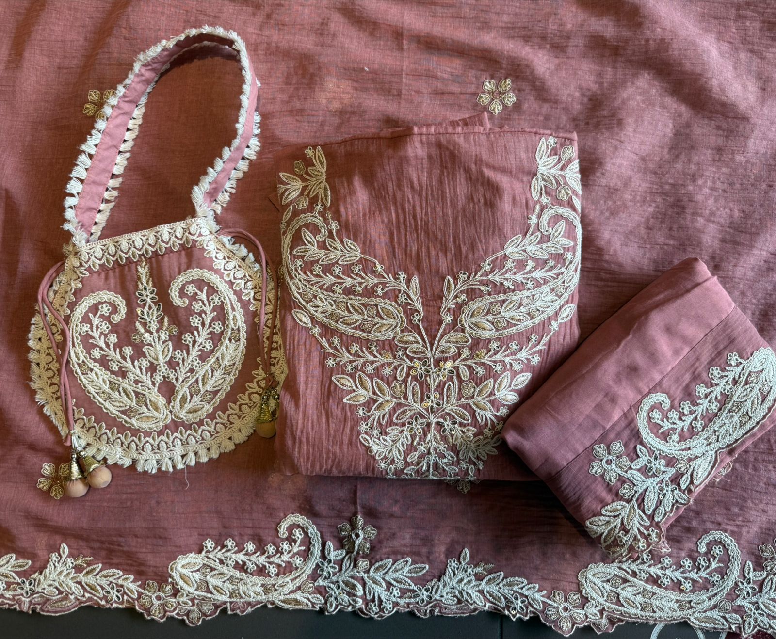 Ethnic wardrobe with this elegant Suit set