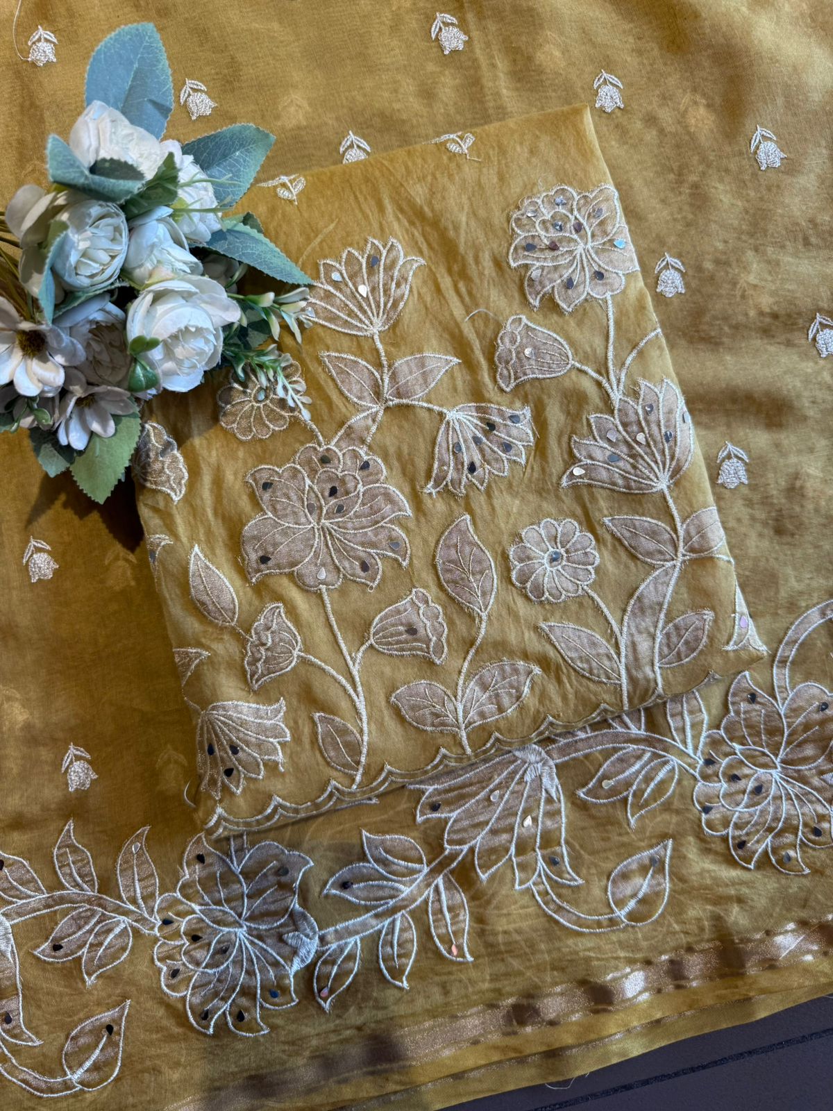 Elegant suit set on Mul chanderi