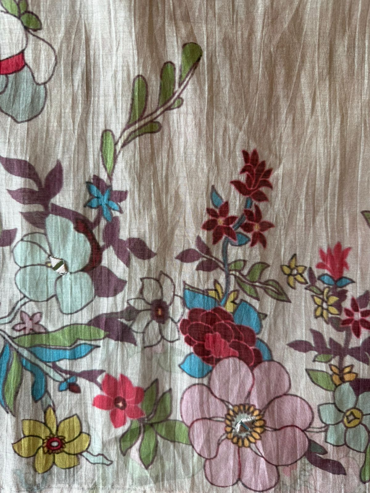 Graceful suit set On Mul cotton adorned with vibrant floral print