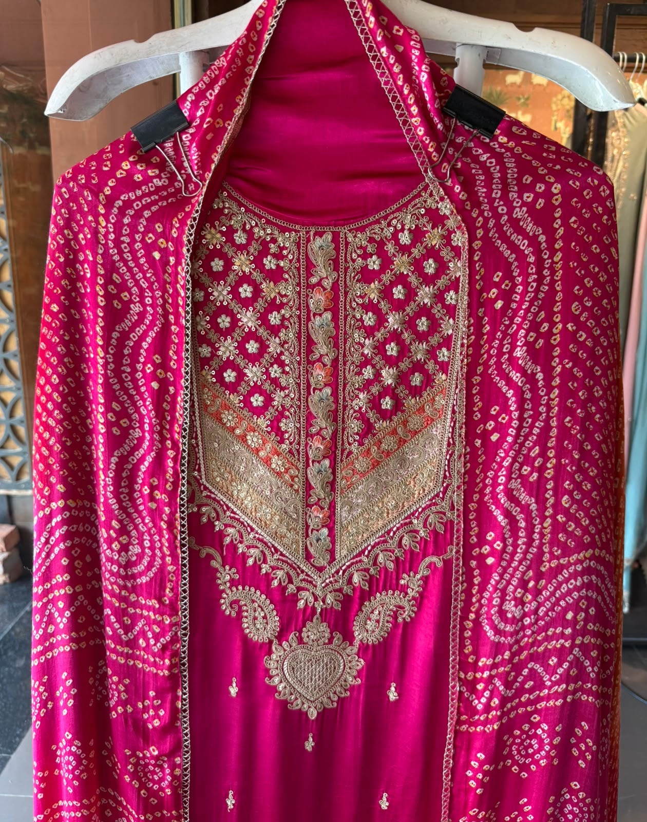 Bandej GAJJI silk Embroidered Suit Set
