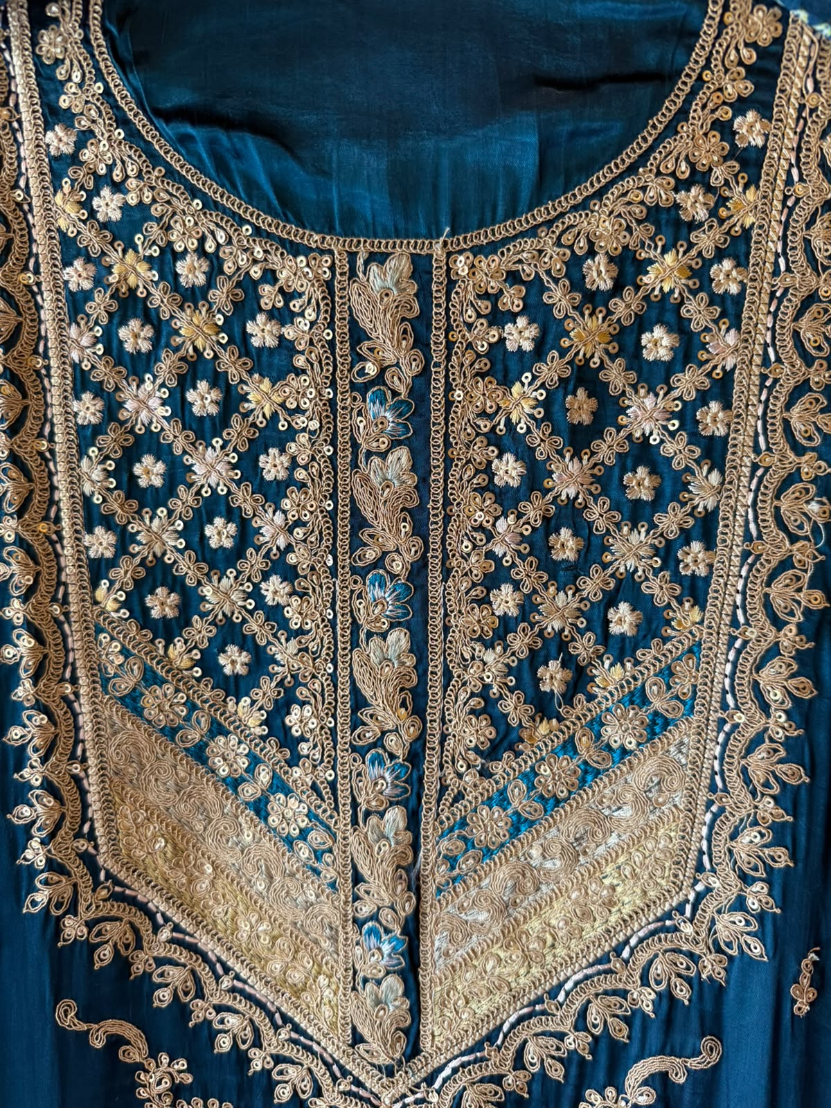 Bandej GAJJI silk Embroidered Suit Set