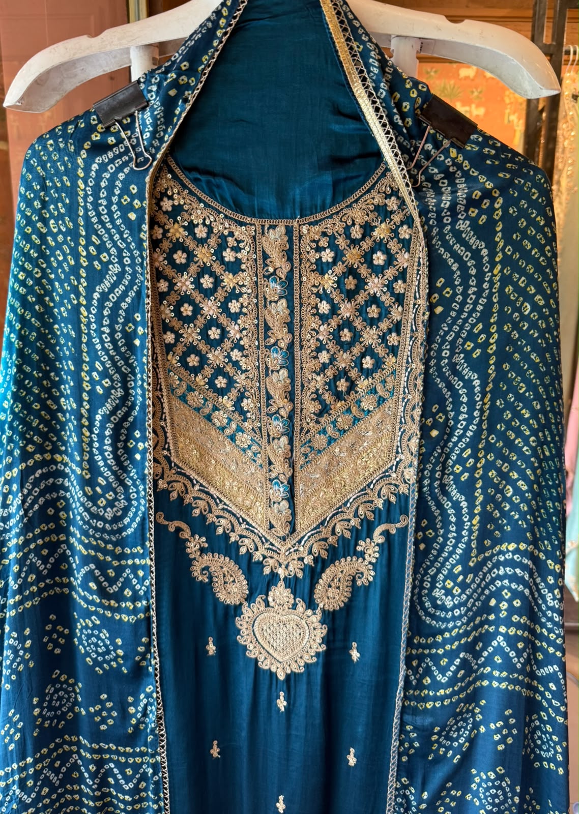 Bandej GAJJI silk Embroidered Suit Set