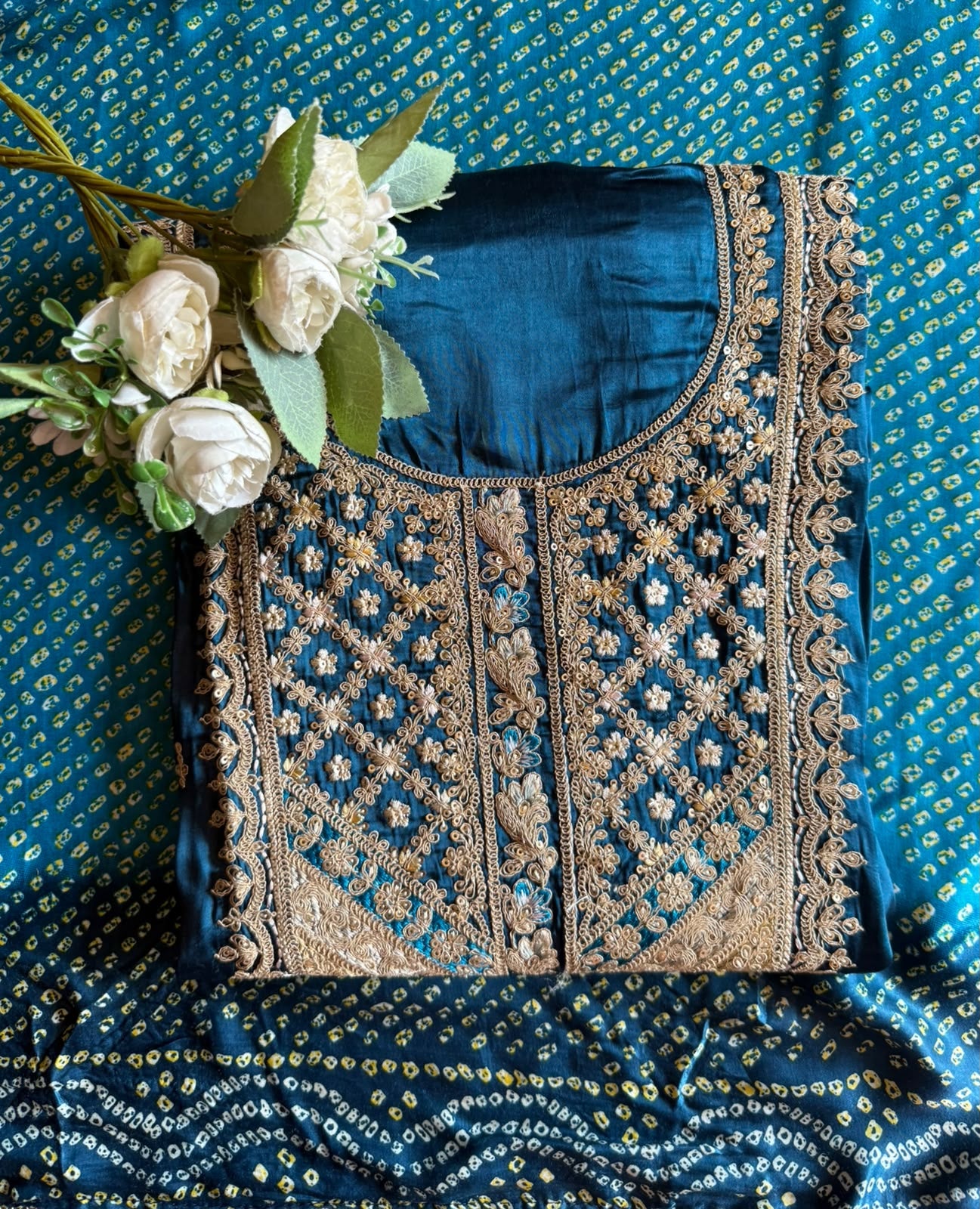 Bandej GAJJI silk Embroidered Suit Set